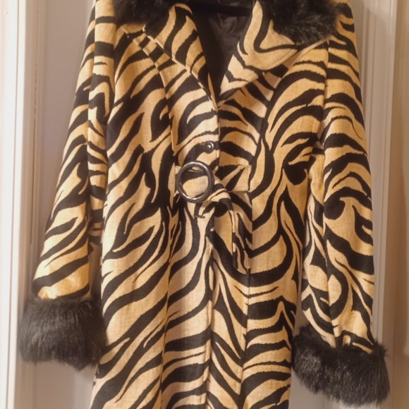 Annalese Zebra Print Coat - Picture 4 of 10